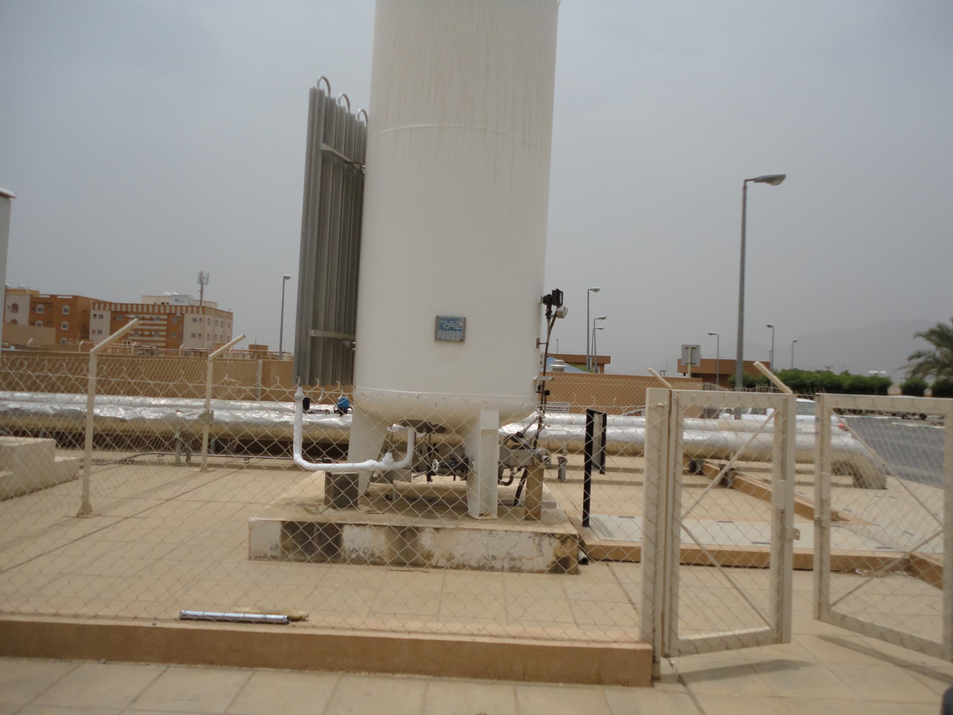 محطة أكسجين سائل مع مبخر ضمن سياج حماية